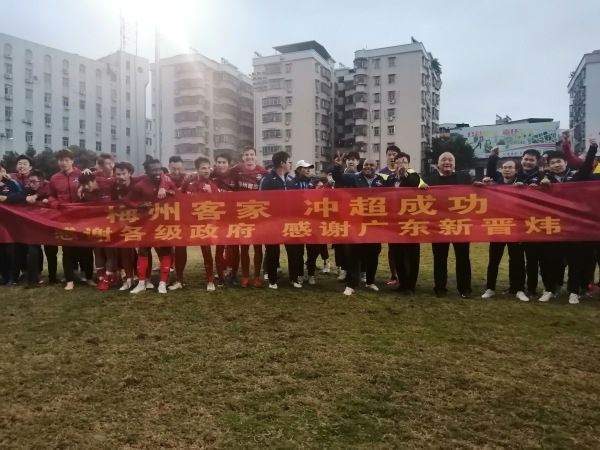 目前洛塞尔索与热刺的合约还有18个月，近4轮联赛他首发出战3场，在澳波手下他的出场时间是自2020/21赛季以来最多的，此前两个赛季他被外租到黄潜效力。